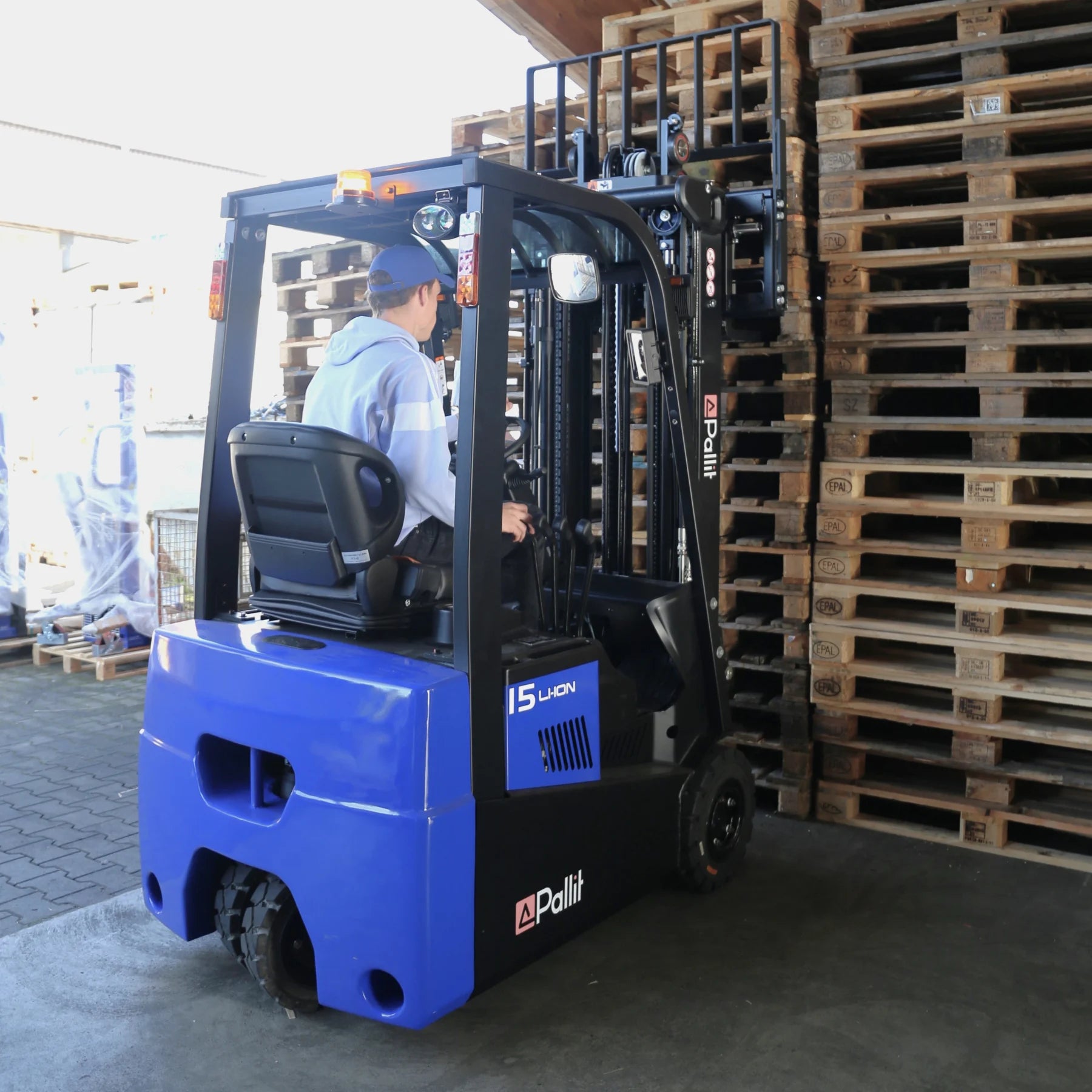 Electric three-wheel forklift EASY-L for 1.2t to 4.8m